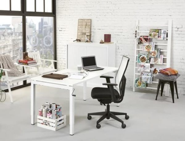 4-beiniger, über Kurbel verstellbarer Schreibtisch, sitzen, sitzen
