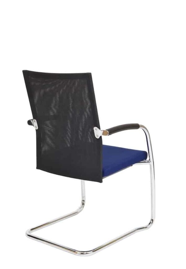 Konferenzstuhl F260 mit Kufengestell, schwarzer Netzrückenlehne und blauer Sitzfläche
