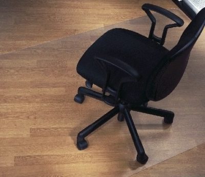 Bürostuhl mit Bodenmatte für harte Böden