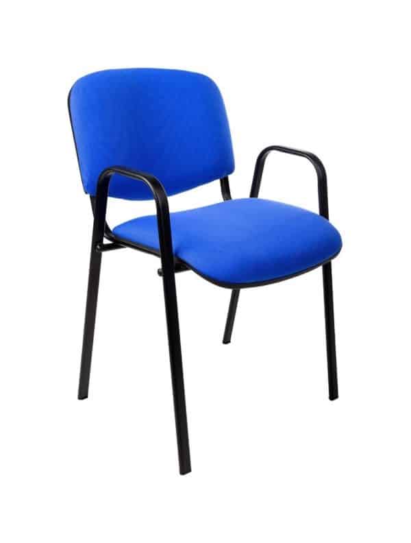 Silla de reuniones o silla de conferencia estructura básica en negro con reposabrazos y tela en azul brillante